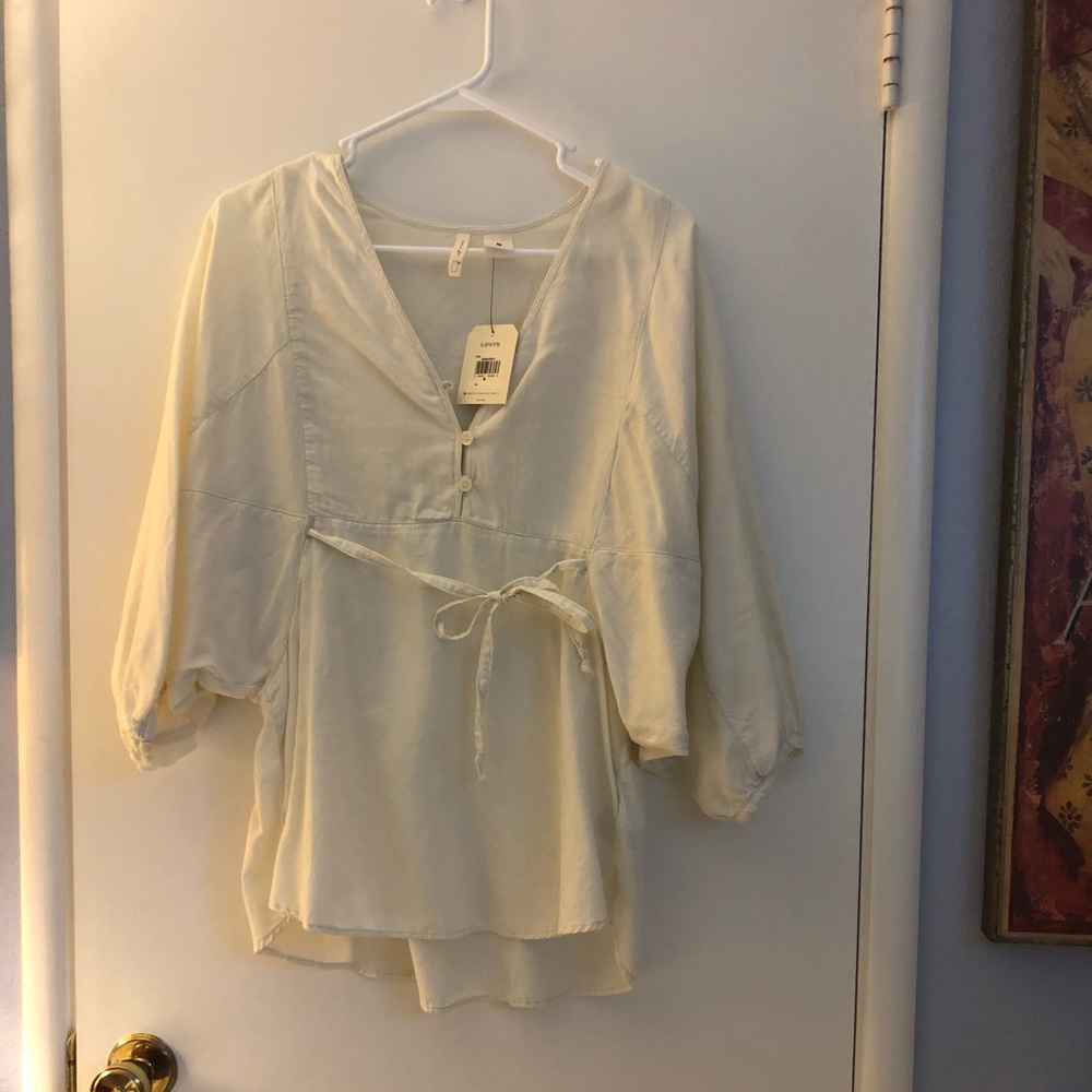 NWT Levi’s cream top